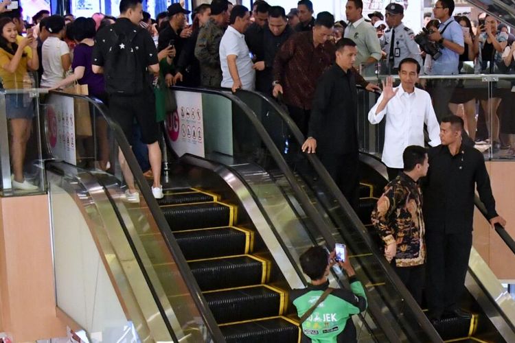 Jokowi Jalan-Jalan ke mall Grand Indonesia, Minggu (16/7/2017).