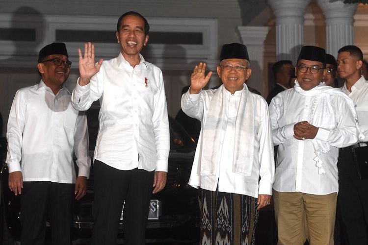 Calon Presiden dan Wakil Presiden nomor urut 01 Joko Widodo (kedua kiri) dan Maruf Amin (kedua kanan) melambaikan tangan sebelum berangkat menuju Bandara Halim Perdanakusuma untuk memberikan keterangan pers terkait sidang putusan perselisihan hasil pemilihan umum (PHPU) Pilpres 2019 di Jakarta, Kamis (27/6/2019). ANTARA FOTO/Akbar Nugroho Gumay/aww.