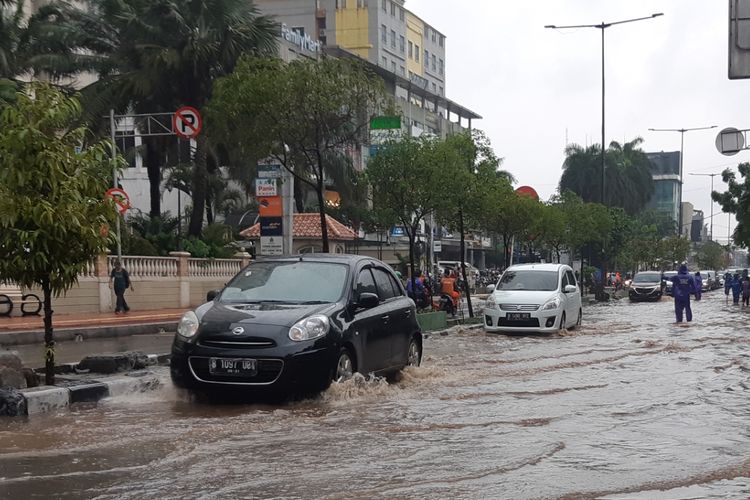 Genangan air di Jalan Tanjung Duren Raya pada Selasa (17/12/2019) petang