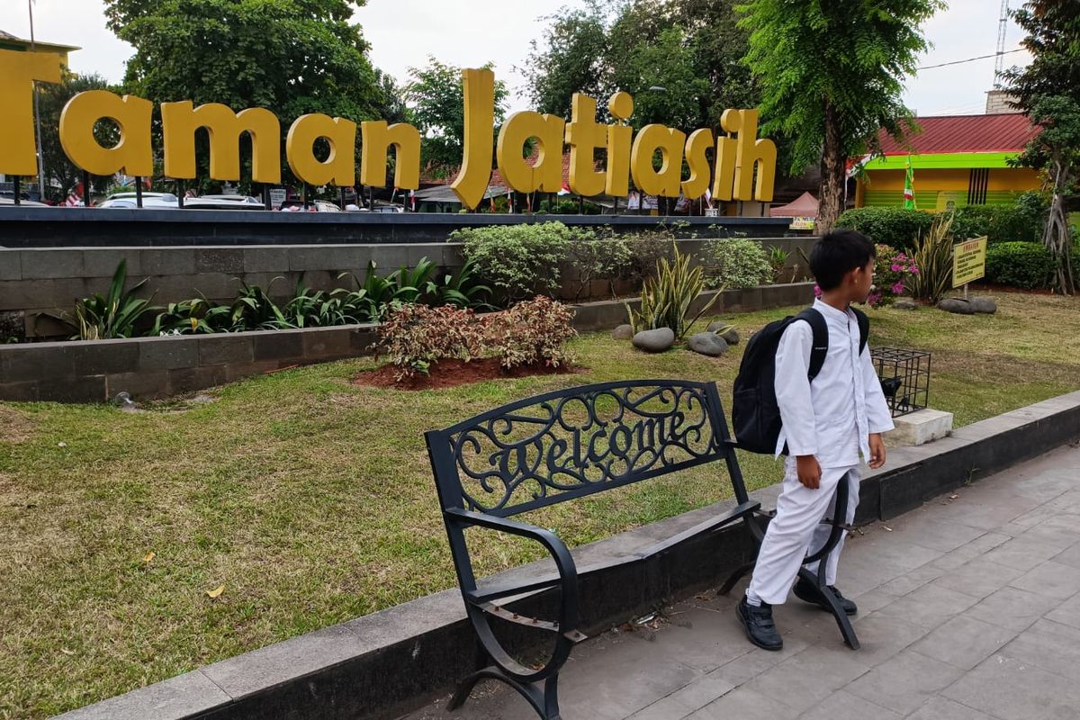 Satu dari empat bangku taman tanpa alas yang terletak di Taman Jatiasih, Jatiasih Raya, Kota Bekasi, Jumat (12/8/2022). Camat Jatiasih yakni Azhari menduga bahwa empat bangku yang rusak tersebut akibat aksi vandalisme.