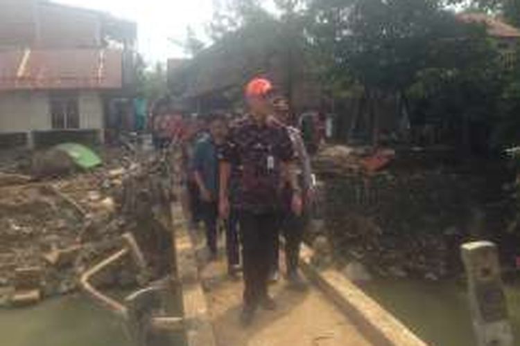 Gubernur Jawa Tengah Ganjar Pranowo di sela peninjauan lokasi banjir di Banyumas, Rabu (22/6/2016)