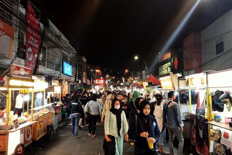 Suasana pasar kuliner di Pasar Lama Tangerang pada malam hari.