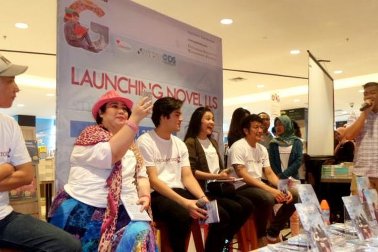 Penulis Tisa TS, artis peran Rizky Nazar, Michelle Ziudith dan Dimas Anggara dalam jumpa pers peluncuran novel London Love Story 2 di Gramedia World, Karawang, Jawa Barat, Senin (30/1/2017).