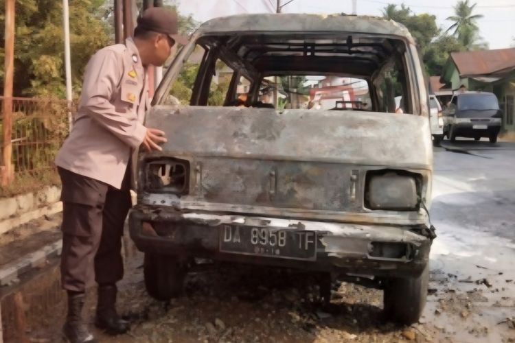 Nyalakan Vape Usai Isi BBM, Mikrolet di Tabalong Hangus Terbakar