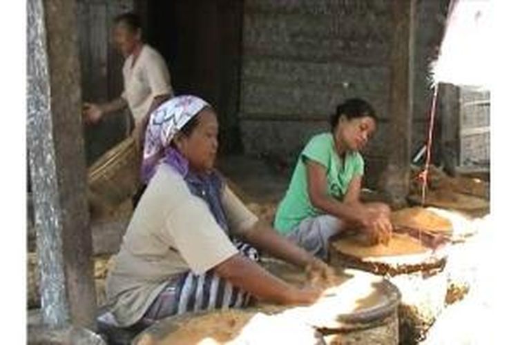 Para pengrajin pati onggok di Desa Tuksongo, Kecamatan Borobudur, Kabupaten Magelang.