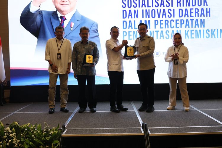 Wakil Kepala BP Taskin Iwan Sumule (kiri) bersama Bupati Jember Muhammad Fawait (kanan) dalam Sosialisasi Rencana Induk (Rinduk) dan Inovasi Daerah dalam Percepatan Pengentasan Kemiskinan di Gedung TB Taskin, Jakarta, Kamis (21/5/2026). 