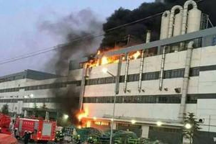 Kebakaran di pabrik iPhone di China milik Foxconn, Minggu (24/1/2016).