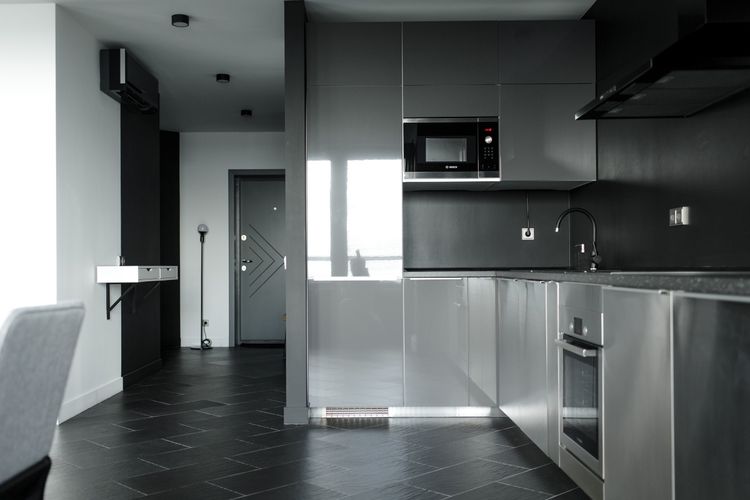 Desain dapur hitam kombinasi furnitur silver, karya buro5 
