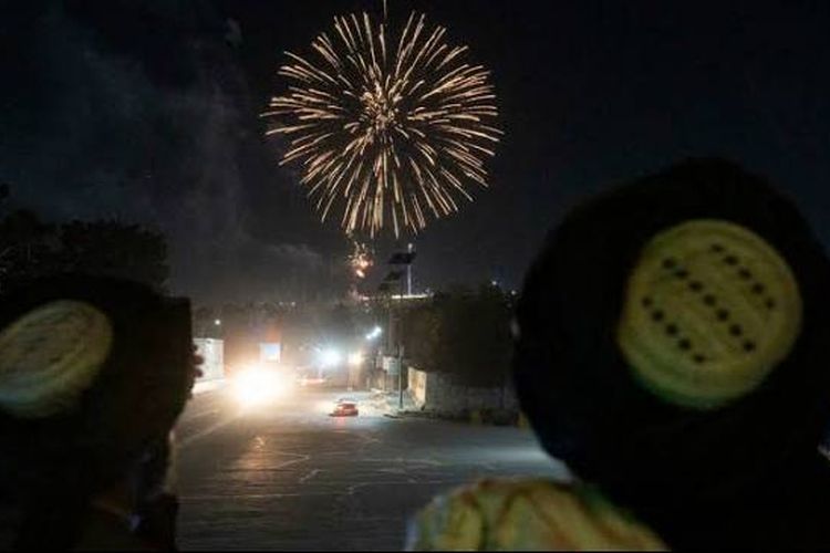 Pesta kembang api menghiasi langit Kabul pada Selasa (30/8/2022) malam waktu setempat, sebagai bagian dari perayaan ulang tahun pertama penarikan pasukan Amerika Serimat dari Afghanistan, yang oleh Taliban ditandai sebagai Hari Kemerdekaan.