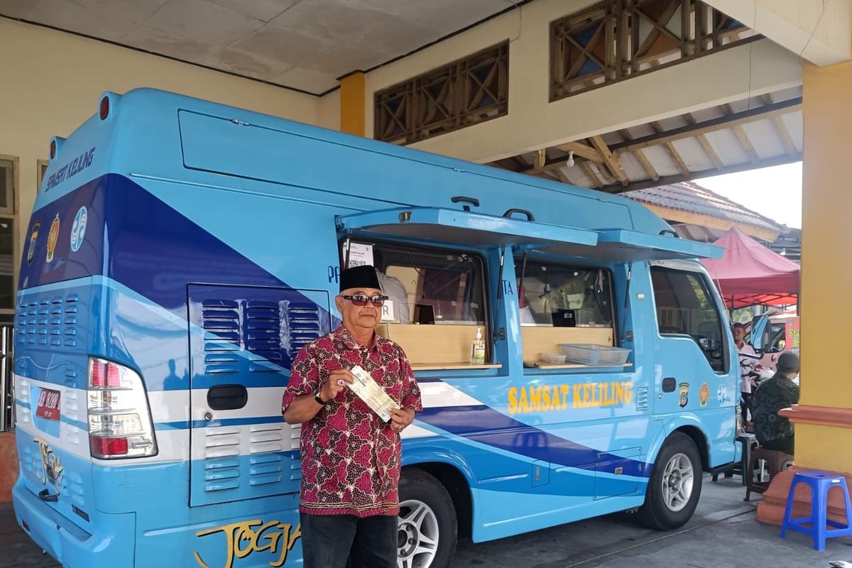 Bis Samsat Keliling Sleman di Halaman Kantor Kalurahan Condongcatur Kapanewon Depok.
