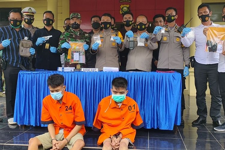 Kapolres Ogan Ilir AKBP Yusantiyo Sandy memperlihatkan kedua tersangka dan barang bukti hasil operasi di kampung narkoba Desa Kerinjing, Kecamatan Tanjung Raja, Ogan Ilir, Sumatera Selatan pada rabu (13/01/2021).  Kampung narkoba ini selama ini dikenal susah diberantas. 
