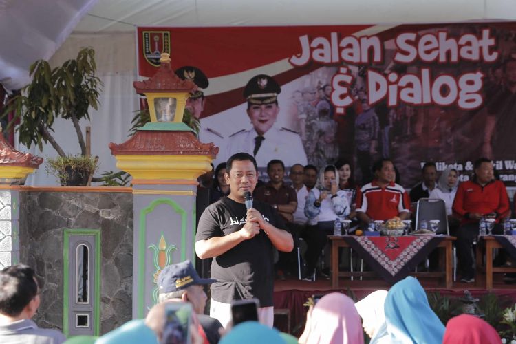 Wali Kota Semarang Hendrar Prihadi berdialog dengan warga dari 11 RW yang ada di Kelurahan Bangetayu Kulon, Selasa (26/2/2019)