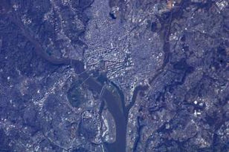 Foto yang direkam oleh astronaut di Stasiun Luar Angkasa menunjukkan kawasan Washington DC dan daerah sekitarnya pada 20 Januari 2013, satu hari sebelum pelantikan Presiden Barack Obama.