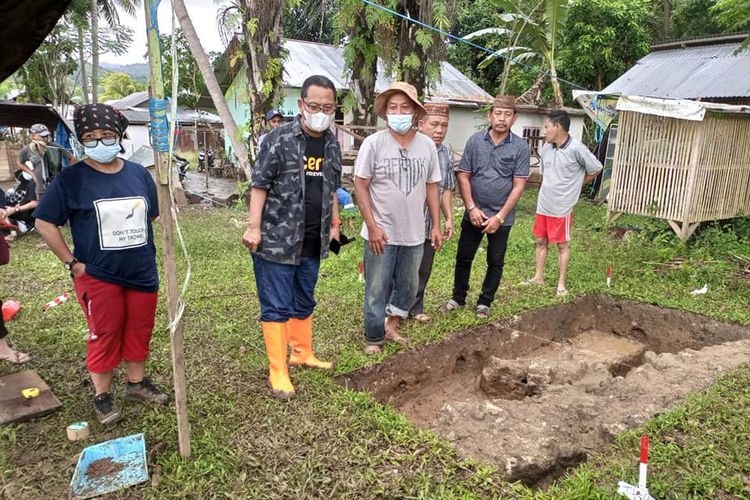 Ketua tim peneliti Benteng Kota Mas Irna Saptaningrum (kiri) saat menerima kunjungan Thoriq Modanggu (pakai sepatu boot) di lokasi ekskavasi. Tahun ini Pemerintah Kabupaten Gorontalo Utara akan menganggarkan dana untuk melanjutkan penelitian di kawasan cagar budaya ini.