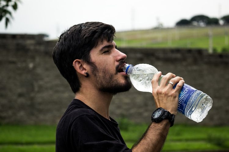 Minum terlalu banyak air putih sangat jarang menjadi masalah kesehatan pada orang dewasa sehat dan bergizi baik.
