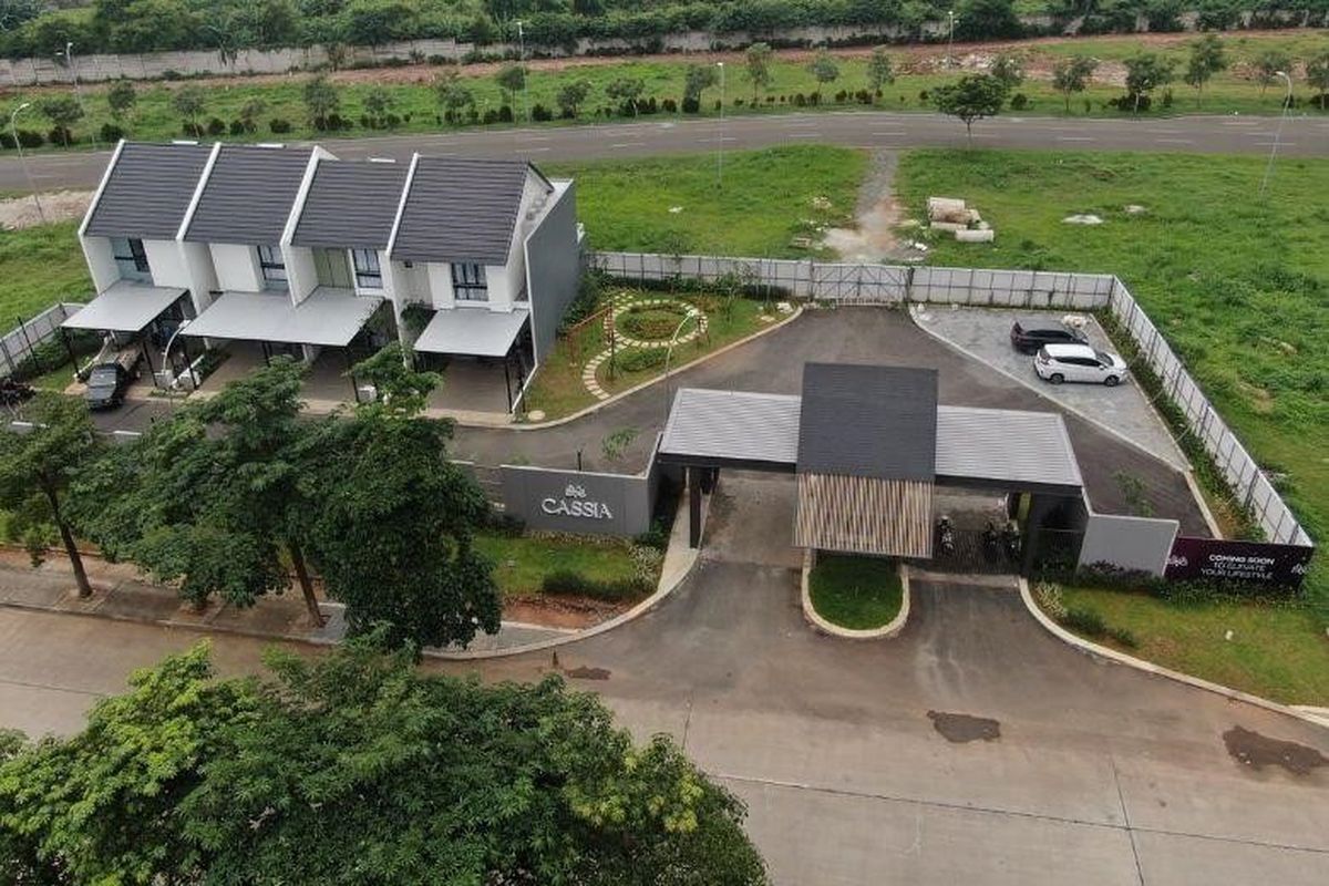 Tampak depan gerbang Cassia klaster rumah tapak terbaru di kawasan Ayodhya by Alam Sutera.