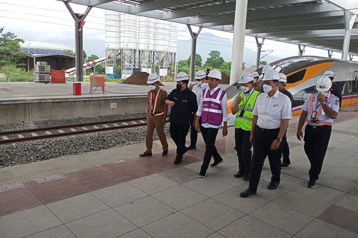 Presiden Jokowi dan rombongan meninjau langsung pembangunan Kereta Cepat Jakarta-Bandung (KCJB) di Stasiun Tegalluar, Kabupaten Bandung, Jawa Barat, pada Rabu (13/10/2022) Jokowi mengatakan pembangunan KCJB sudah mencapai 88,8 persen