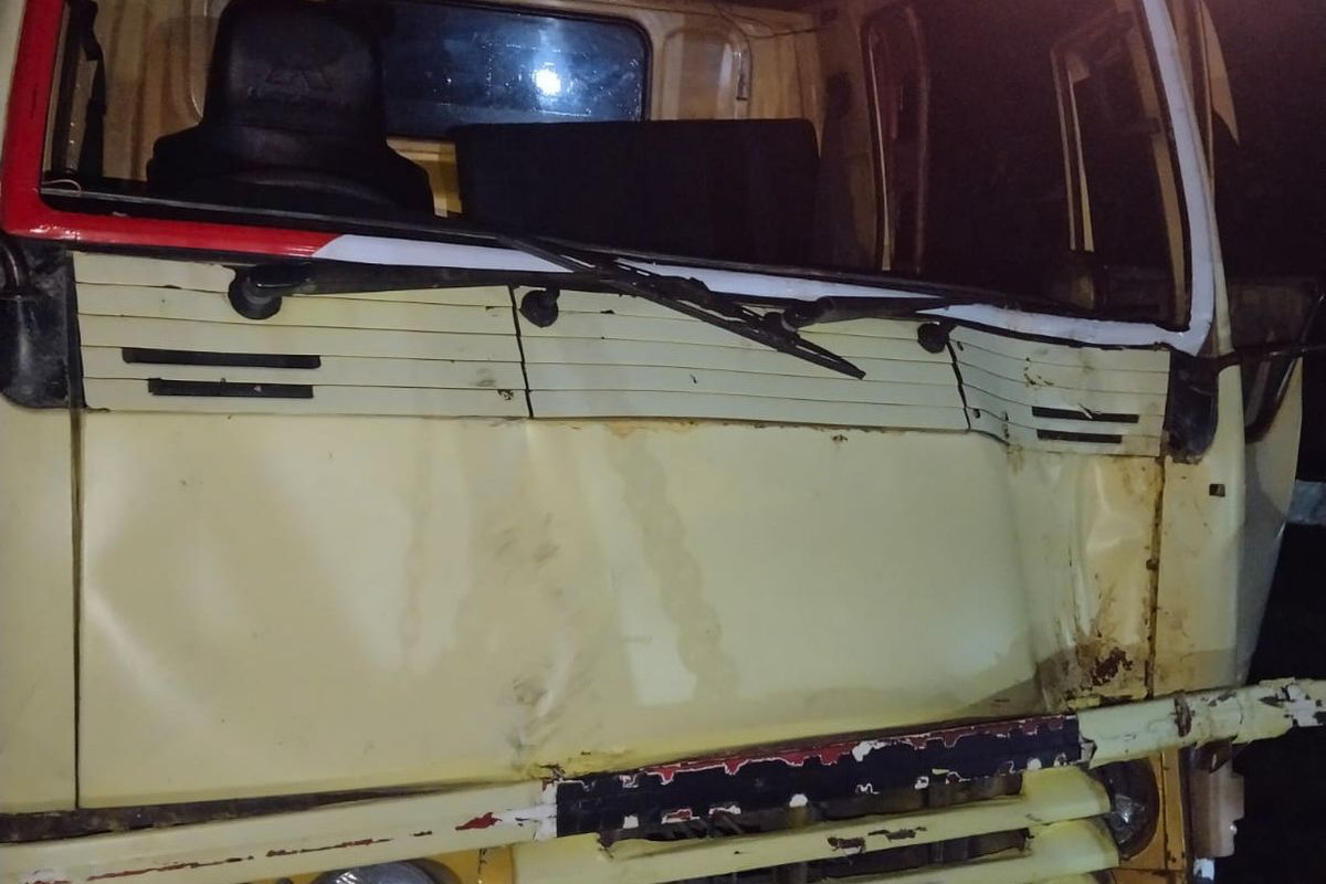 Truk yang dikemudikan Na'im oleng dan menabrak pohon jati, setelah jadi sasaran aksi pelemparan batu ketika melintas di Jalan Raya Babat-Jombang, Desa Lamongrejo, Kecamatan Ngimbang, Lamongan, Senin (23/1/2023).