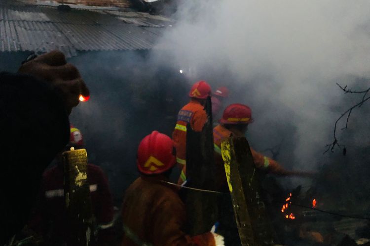 Petugas damkar sedang berupaya memadamkan api di bagian dapur salah satu rumah di Jalan Sawojajar XI / 66 Kecamatan Kedungkandang, Kota Malang, Jawa Timur setelah ditinggal pemilik rumahnya pada Senin (21/3/2022) sekitar pukul 17.30.