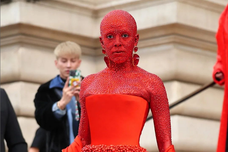 Doja Cat melapisi tubuhnya dengan 30.000 kristal merah saat menghadiri runway Schiaparelli di Paris Fashion Week