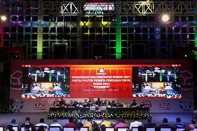 Pengundian nomor urut partai politik peserta Pemilu 2024. Ada 17 partai nasional dan 6 parpol lokal Aceh yang diundi nomor urutnya di Kantor KPU hari ini, Rabu (14/12/2022).