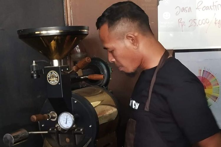 Hajrul Azmi tergerak untuk mengembangkan kopi di Desa Sajak, Sembalun, Lombok Timur, Nusa Tenggara Barat. Azmi sebenarnya adalah seorang guru honorer. Ia pun akhirnya merintis bisnis di bidang kopi.