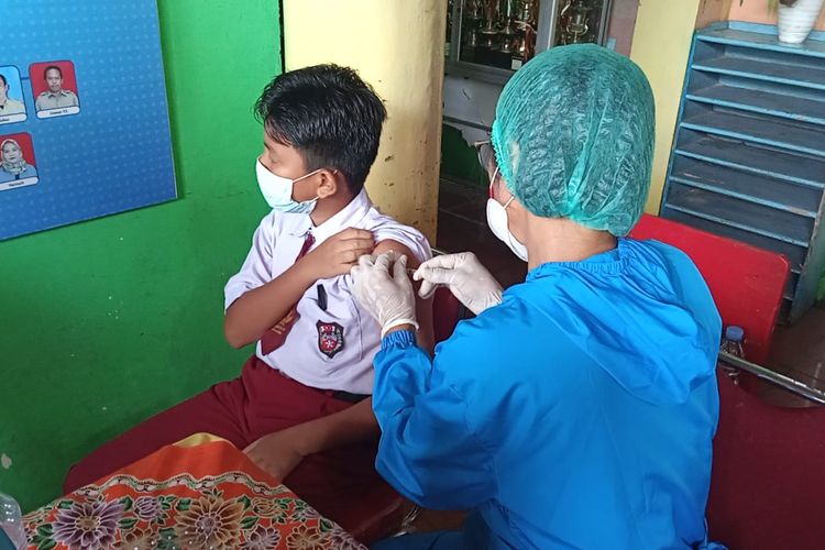 Siswa SDN 47 Kota Jambi saat mengikuti pelaksanaan vaksinasi anak di sekolahnya