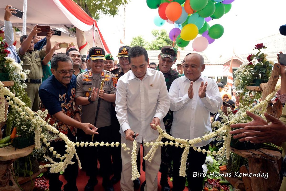 Menteri Perdagangan Agus Suparmanto saat meresmikan hasil revitalisasi Pasar Banjarejo di Kabupaten Blora, Jawa Tengah,  Rabu (29/1/2020).