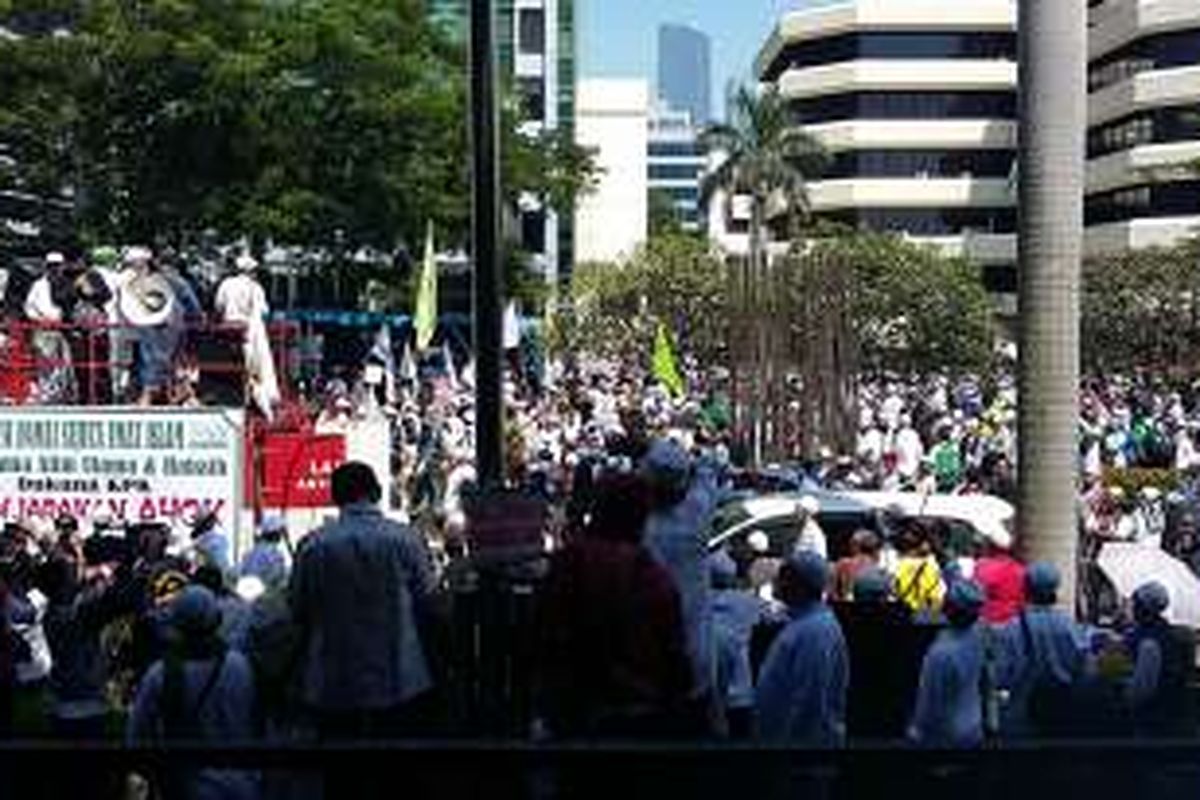 Ratusan pengunjuk rasa di depan Gedung KPK, Jakarta, Senin (4/4/2016).