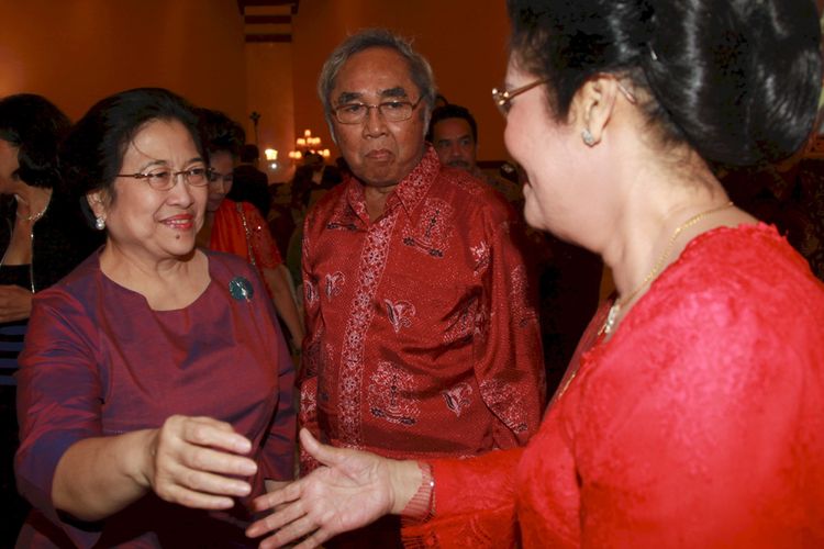 Sabam Sirait (tengah) dan istri, Sondang Sirait Sidabutar (kanan), menyambut Megawati Soekarnoputri yang menghadiri Syukuran Ulang Tahun Ke-75 Sabam Sirait di Balai Kartini, Jakarta Selatan, Kamis (13/10/2011). 