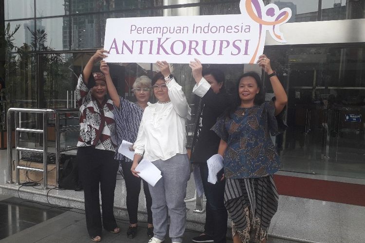 Perwakilan sejumlah organisasi perempuan antikorupsi menyatakan desakan agar Presiden Jokowi segera mengeluarkan Perppu KPK, Selasa (15/10/2019).