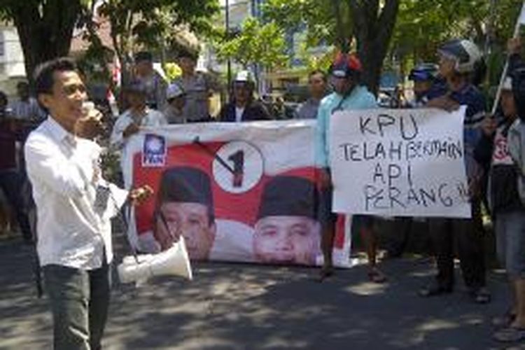 Massa pendukung Prabowo-Hatta unjuk rasa di depan kantor KPU Jatim.