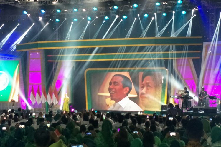 Video kebersamaan Presiden RI Joko Widodo dan sang ibu diputar dalam Harlah ke-46 PPP di Ecovention Ancol, Kamis (28/2/2019). 