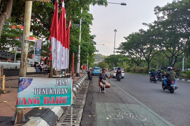 Jasa penukaran uang baru berjejer di kawasan Jalan Pahlawan Kota Semarang, Rabu (27/4/2022).