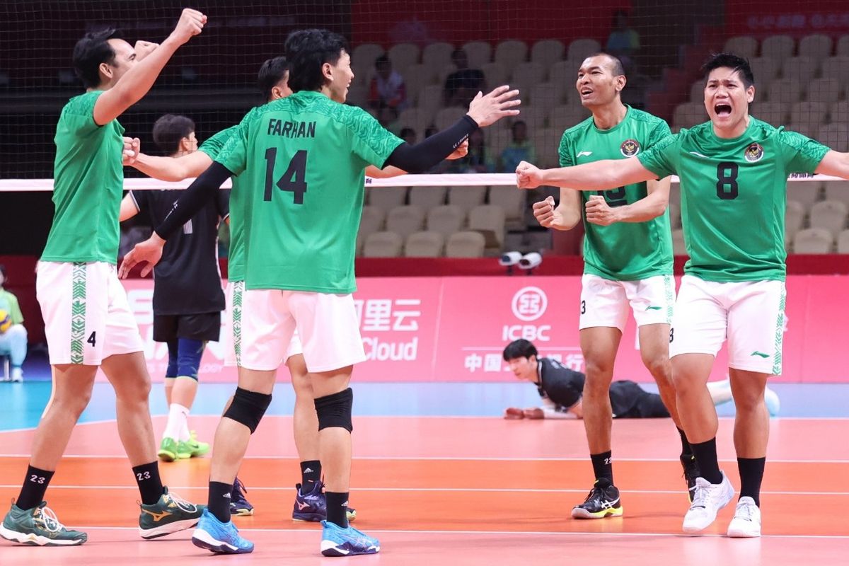 Ekspresi para pemain timnas voli putra Indonesia saat melawan Korea Selatan pada laga perebutan peringkat 7-8 Asian Games 2022 yang digelar di China Textile City Sports Centre Gymnasium, Hangzhou, pada Selasa (26/9/2023). (Foto: AVC via PBVSI)