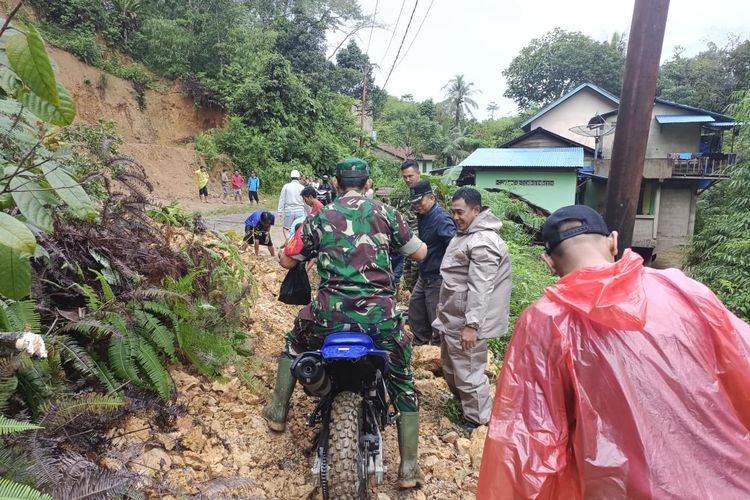 Sebuah bukit di Jalan Simpang Riam, Desa Cipta Karya, Kecamatan Sungai Betung, Kabupaten Bengkayang, Kalimantan Barat (Kalbar) mengalami longsor, Minggu (5/3/2023) pagi. Akibatnya, sebagian besar badan jalan sepanjang sekitar 50 meter tertimbun tanah dan menutup akses jalan Kota Singkawang-Kabupaten Bengkayang.