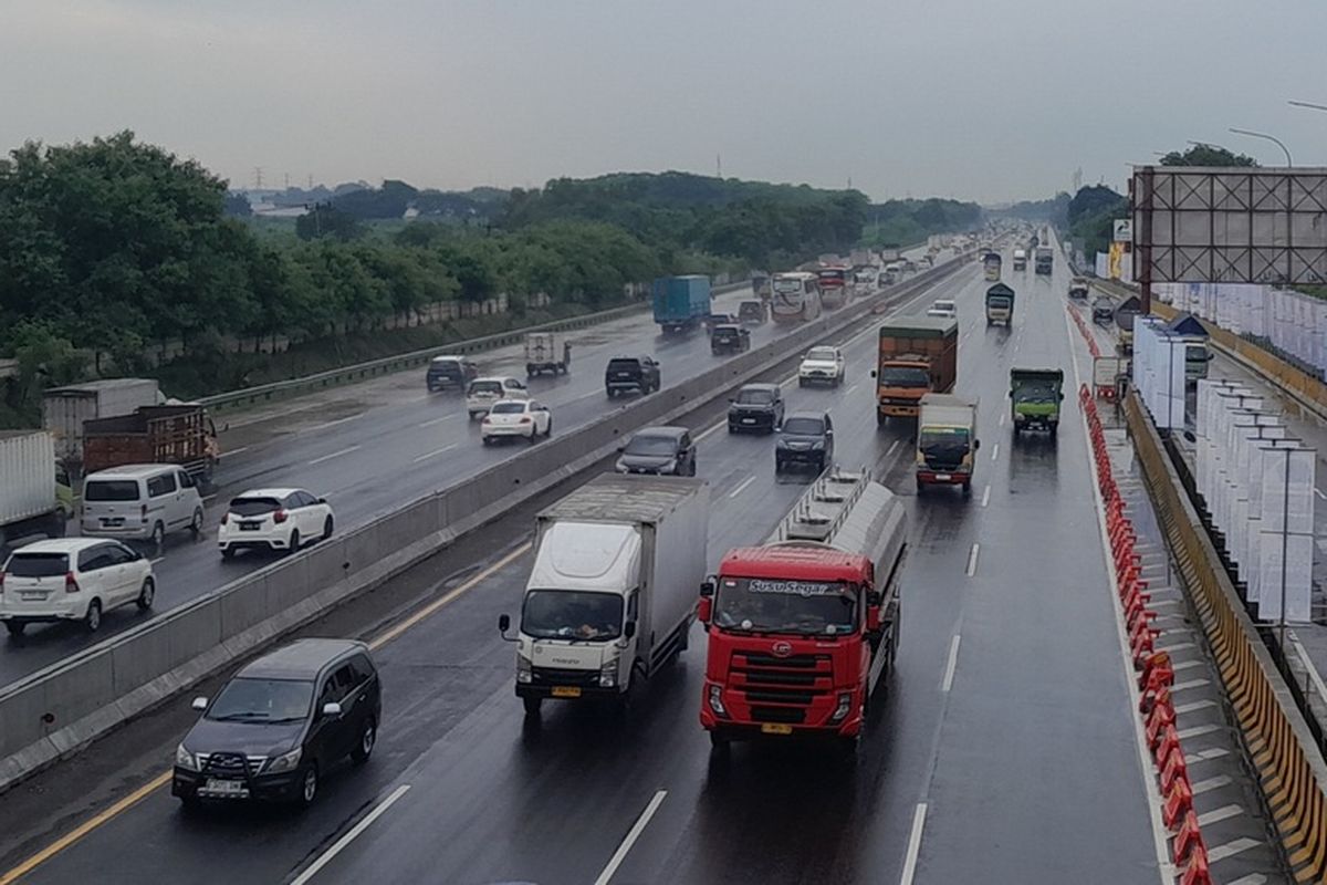 Link pantauan arus mudik Lebaran 2025 - Arus lalu lintas di kilometer 57 ruas jalan tol Jakarta - Cikampek, Senin (24/3/2025) sore.