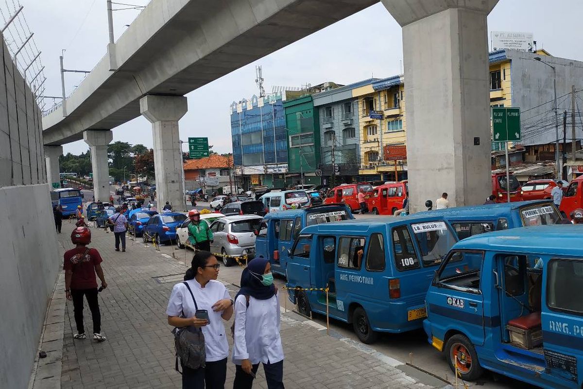 Kondisi tepi jalan raya yang mengarah ke Pondok Labu dan Cinere dekat Stasiun MRT Lebak Bulus, dipenuhi oleh angkot yang mengetem.