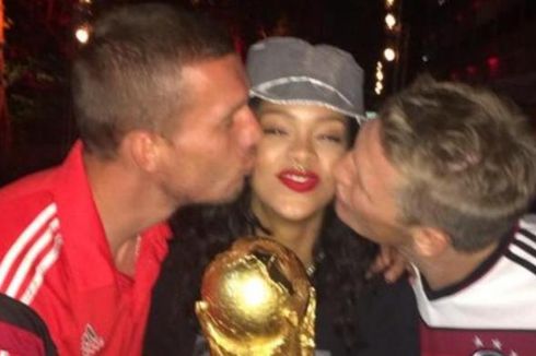 Pegang Trofi Piala Dunia, Rihanna 