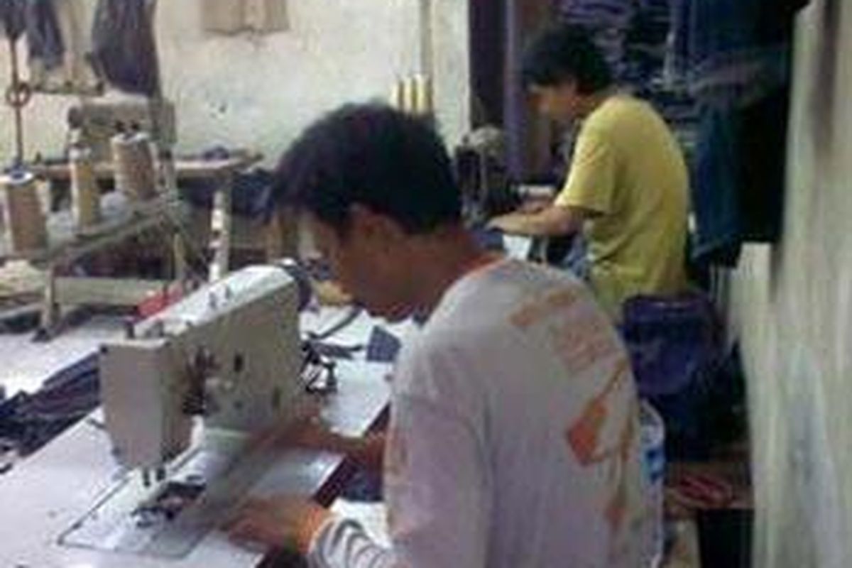 Para pekerja usaha industri konveksi rumahan di kawasan Kebon Kacang, Jakarta Pusat.