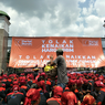 Demo Tolak Harga BBM Naik, Buruh Tutup Gerbang Masuk DPR Pakai Spanduk Tuntutan