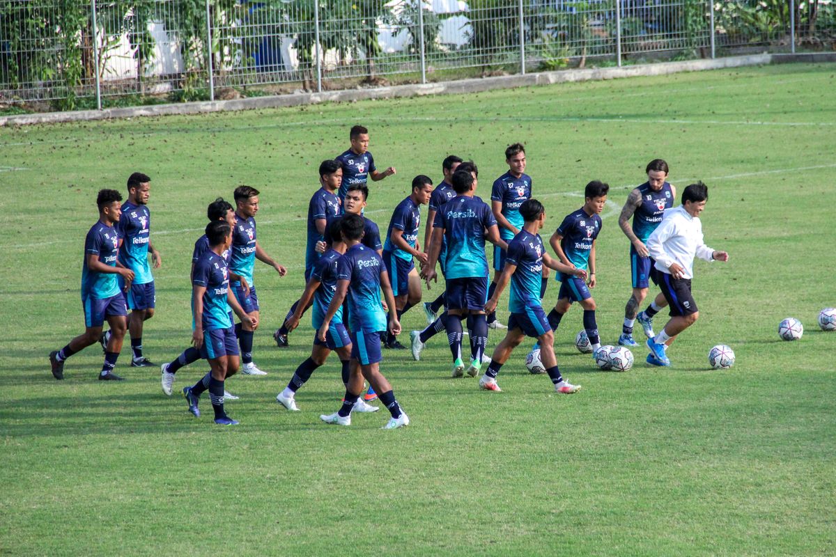 Para pemain Persib berlatih di Stadion Persib, Sidolig, Jl Ahmad Yani Bandung, pada Senin (4/7/2022) usai tersingkir di Piala Presiden 2022. 
