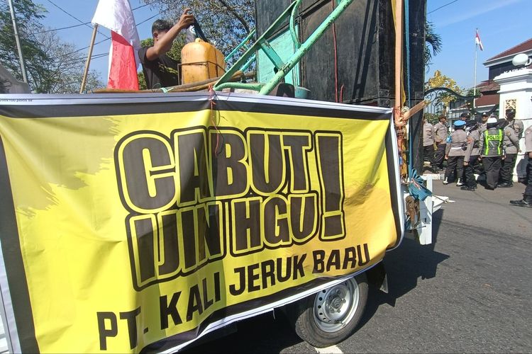 Spanduk tuntutan demo warga dari 3 desa di Lumajang untuk cabut izin PT Kalijeruk Baru