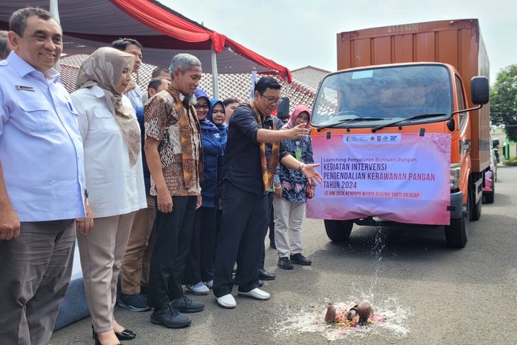 Kepala Bapanas Arief Prasetyo Adi melepas pengiriman bantuan pangan secara simbolis di Pendopo Bupati Cilacap, Jawa Tengah, Rabu (12/6/2024).