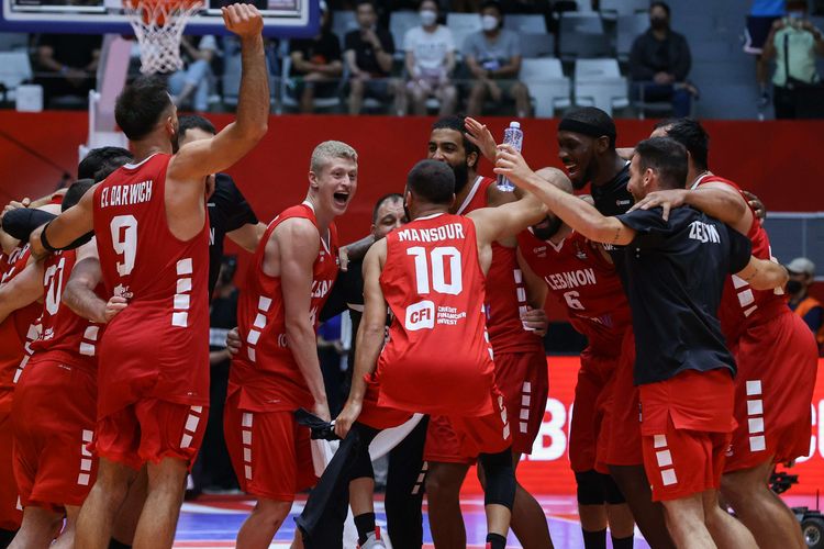 Pemain timnas basket Lebanon berselebrasi usai memenangi pertandingan melawan timnas basket Yordania pada laga semifinal FIBA Asia Cup 2022 di Istora Senayan, Jakarta, Sabtu (23/7/2022). Lebanon melaju ke final setelah menang dengan skor 86-85.