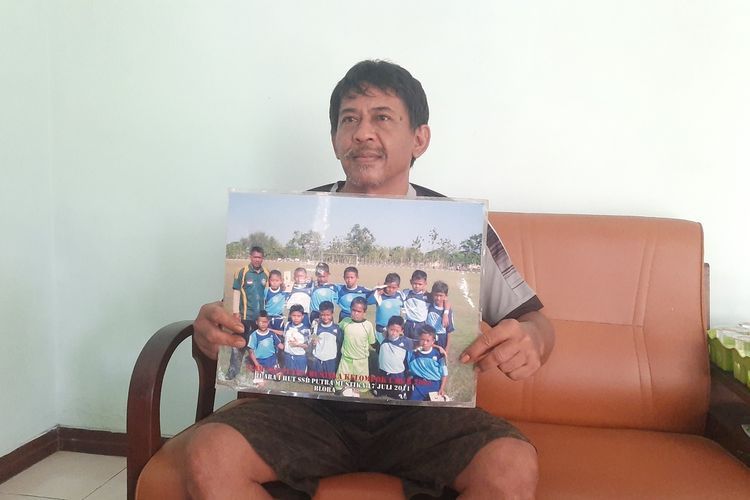 Lulus Widodo, pelatih pesepakbola Pratama Arhan masa kecil sewaktu di Blora, saat ditemui wartawan di kediamannya, Dukuh Dluwangan Blora, Jawa Tengah, Senin (29/4/2024)
