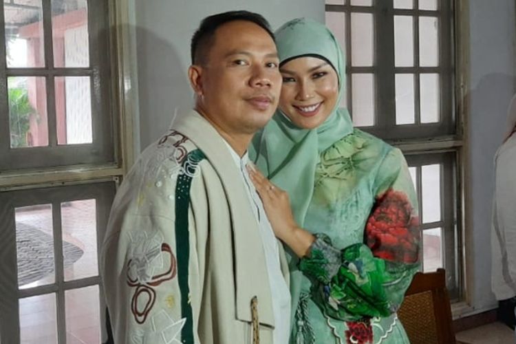 Vicky Prasetyo dan Kalina Ocktaranny menjalani sesi Pre-wedding di apartemen Mitra Bahari, Jakarta Utara, Sabtu (12/12/2020).