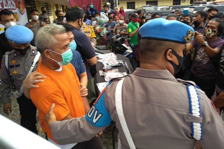 Fery Pasaribu sempat merasakan amukan dari keluarga korban saat digelandang menuju sel tahanan di Mapolrestabes Medan sebelum dan setelah konferensi pers di Mapolrestabes Medan pada Kamis (24/9/2020). Tersangka membunuh istri sirinya dengan cara menyayat leher korban dengan pisau setelah diajaknya makan malam.