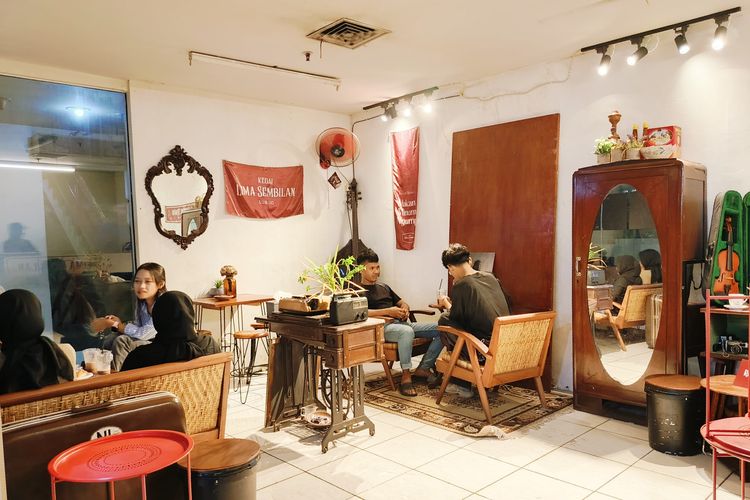 Suasana pengunjung yang telah melalui tangga darurat di Tunjungan Electronic Center (TEC) untuk dapat menikmati sajian dari Kedai Lima Sembilan Tunjungan Surabaya.