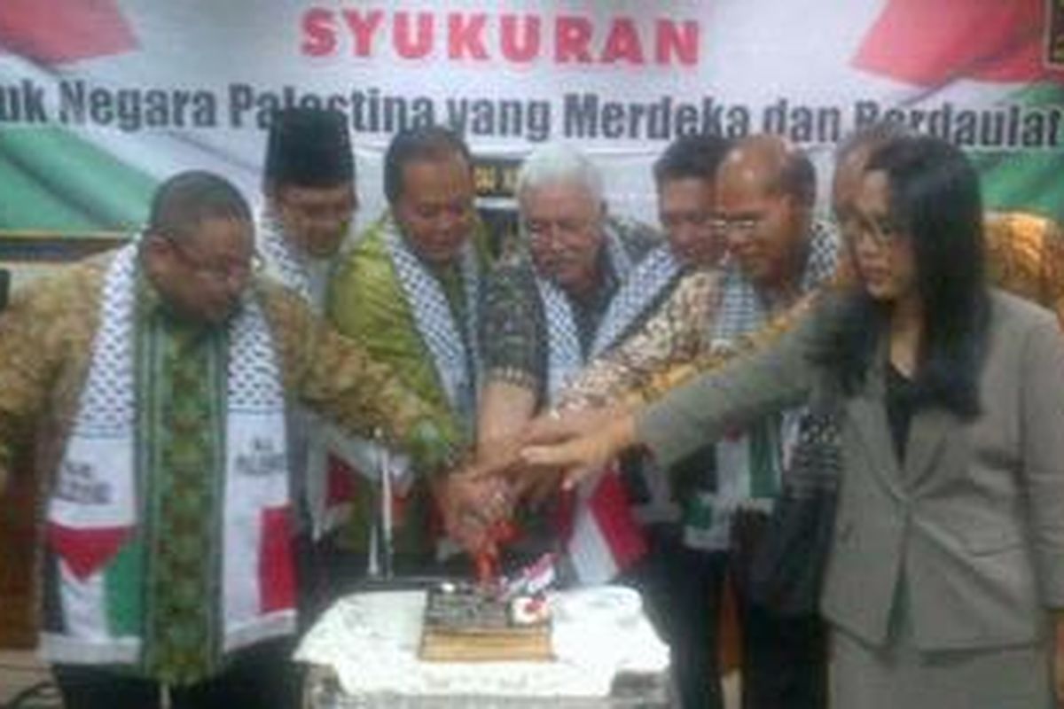 Fraksi Partai Keadilan Sejahtera (PKS) melakukan syukuran bersama Duta Besar Palestina untuk Indonesia HE Fariz Mehdawi atas diakuinya Palestina sebagai negara pemantau nonanggota di Persatuan Bangsa-bangsa, Jumat (30/11/2012).